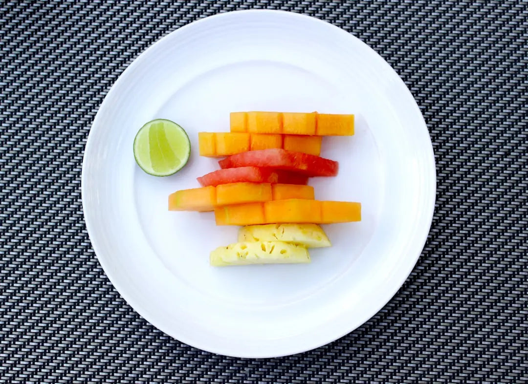 Assiette d'ananas et de fruits frais, sources naturelles d'enzymes digestives