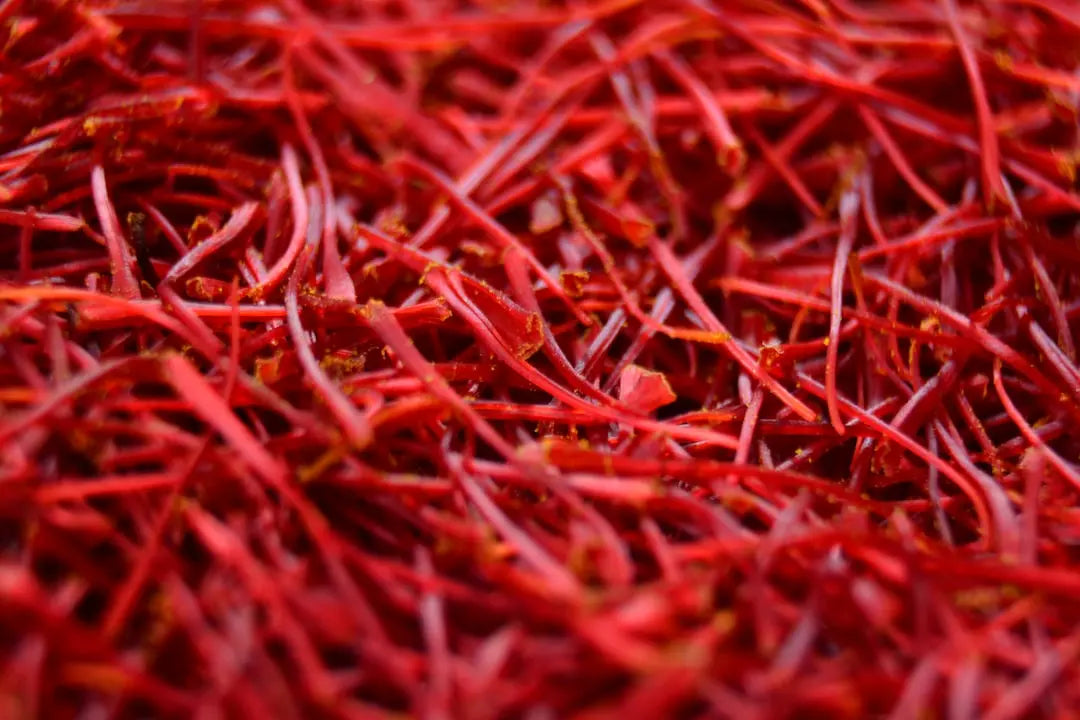 Filaments de safran rouge en gros plan