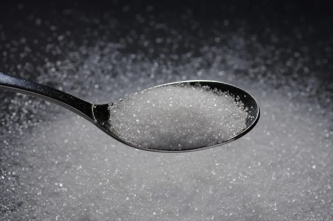 Cuillère de sucre blanc, que la stévia remplace