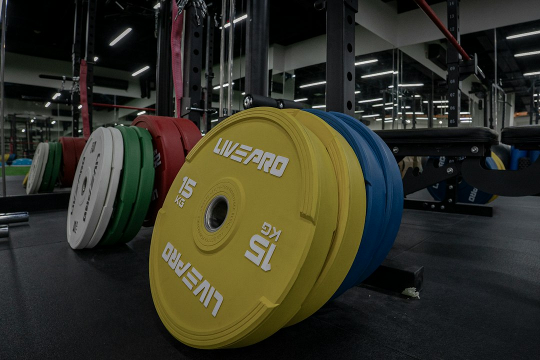 Disques de musculation empilés dans une salle, pour composer la charge d'une série