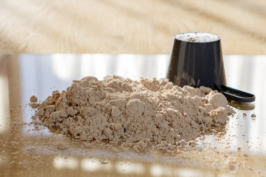 Poudre de protéine et dosette, compléments alimentaires pour la musculation